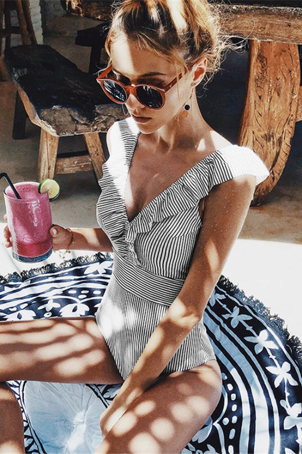 Kvinners retro stripete badebukse i blått, rødt og svart. Komfortabel strandmote for sommeren med vintage look.