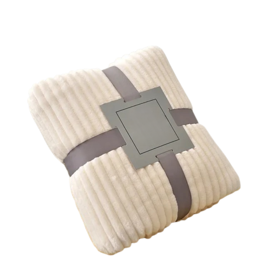 Koselig stripet pledd på sofa, perfekt flanellteppe for stueinnredning og avslapning.