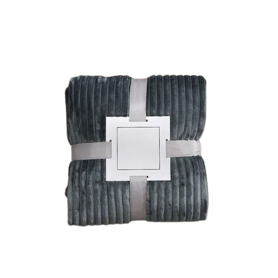 Elegant stripet flanellteppe draperet over seng, legger til myk komfort i soverommet.