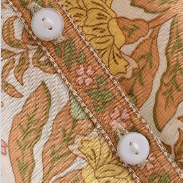 Vinrød vintage stil damebluse, langermet med dype duskdetaljer og en klassisk v-hals.