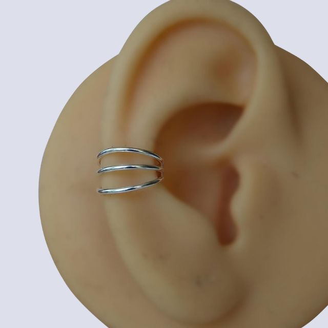 Spiral earcuff i gull, enkel å justere. En elegant løsning for ørepynt uten piercing.