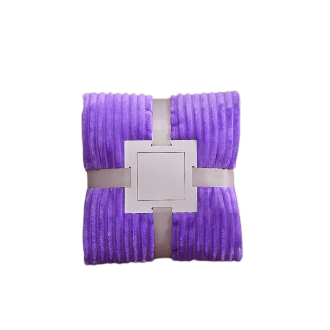 Koselig stund med stripet flanellpledd, teppe for avslapning med kaffe eller bok.