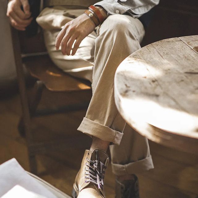 Tidløs dressbukse i Gurkha-stil for menn, med plisseringer som gir et skarpt uttrykk.