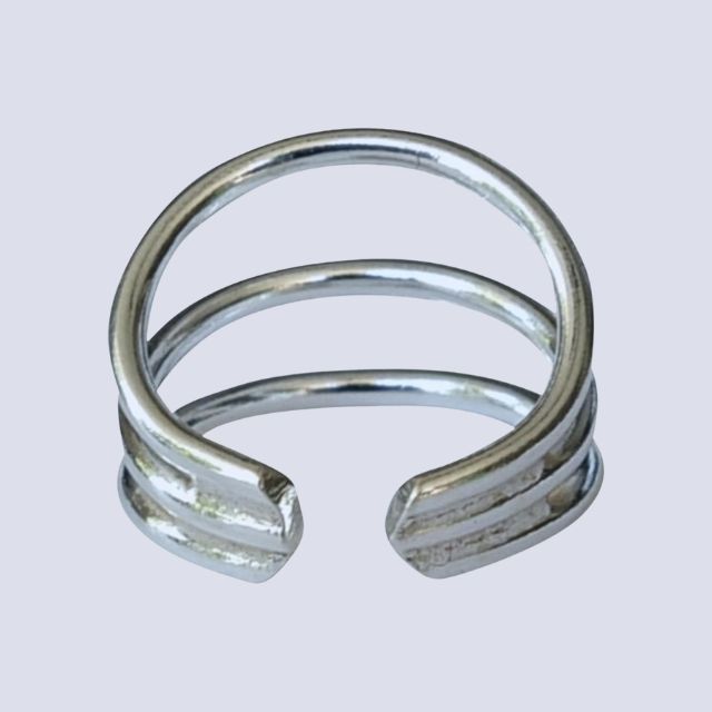 Minimalistisk spiral earcuff i sølv. Moderne og elegant smykke for et raffinert uttrykk.