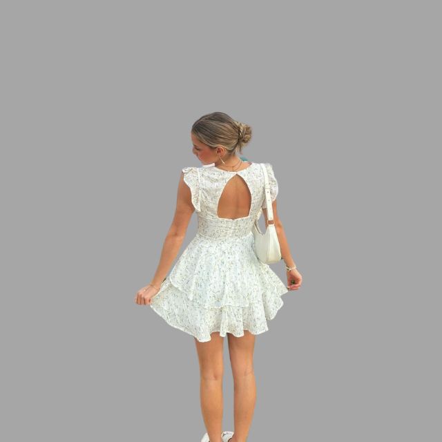 Delikat broderi og feminine volanger på en hvit eller rosa damekjole. En elegant polyesterkjole for sommer.