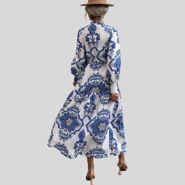 Mønstret damekjole i maxilengde med trendy paisley, perfekt for alle anledninger.