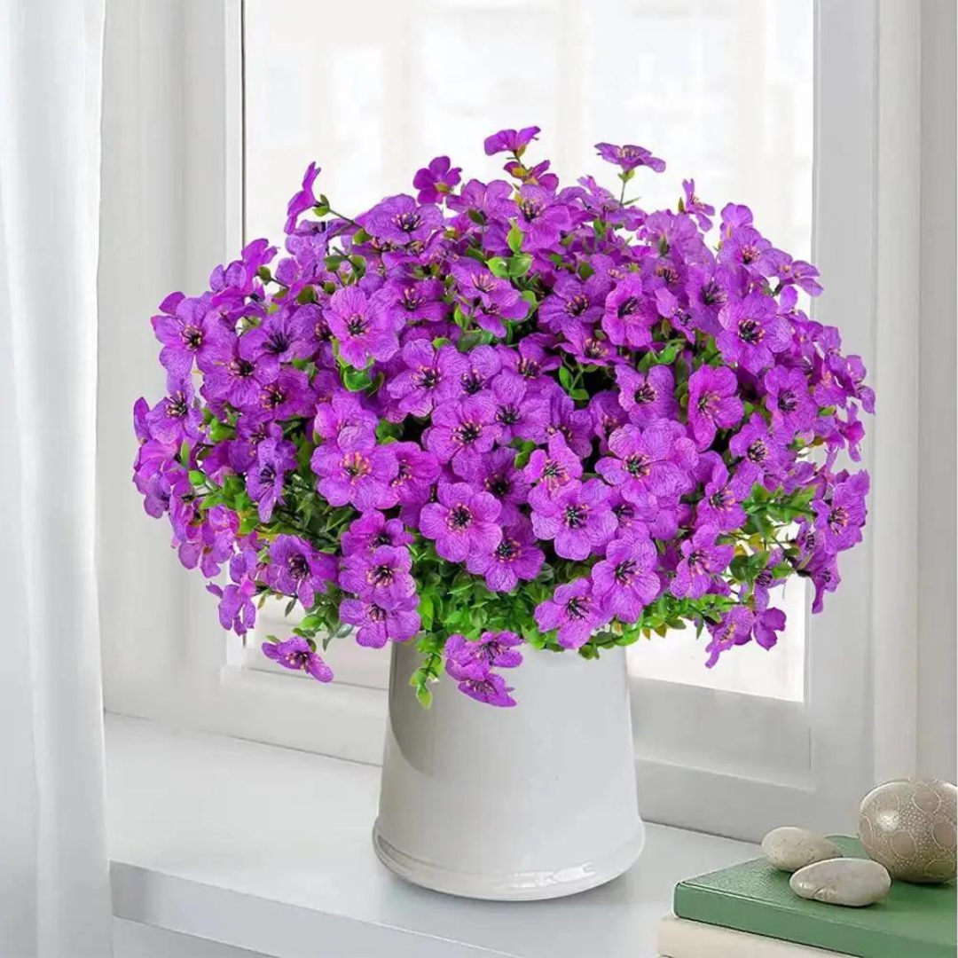 Kunstige blomster for utendørs og innendørs dekorasjon. Livaktige plastblomster til hjemmet.
