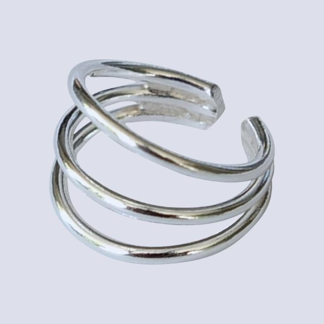 Sølv øremansjett i spiraldesign med diskret stjerne. Elegant earcuff uten piercing.
