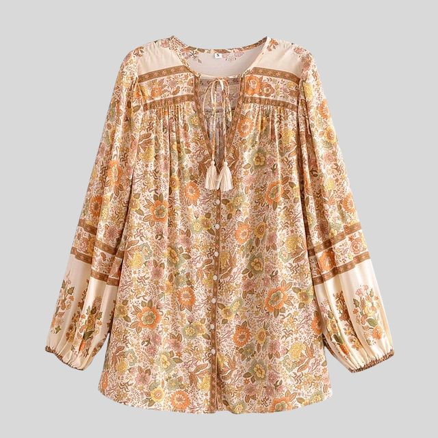 Langermet damebluse i vinrød, med elegante duskdetaljer og en sjarmerende vintage stil.