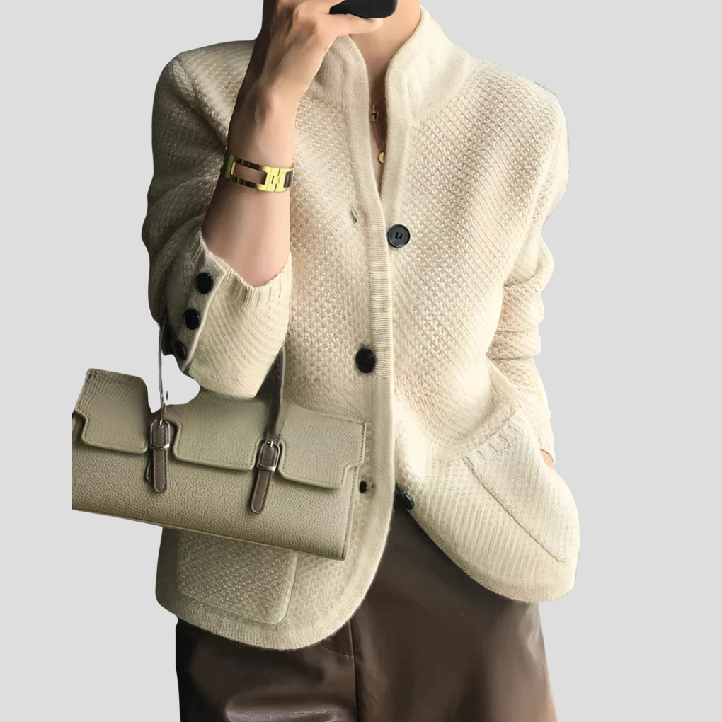 Elegant beige strikket cardigan for kvinner, allsidig for hverdag og kontor. Klassisk V-hals design.