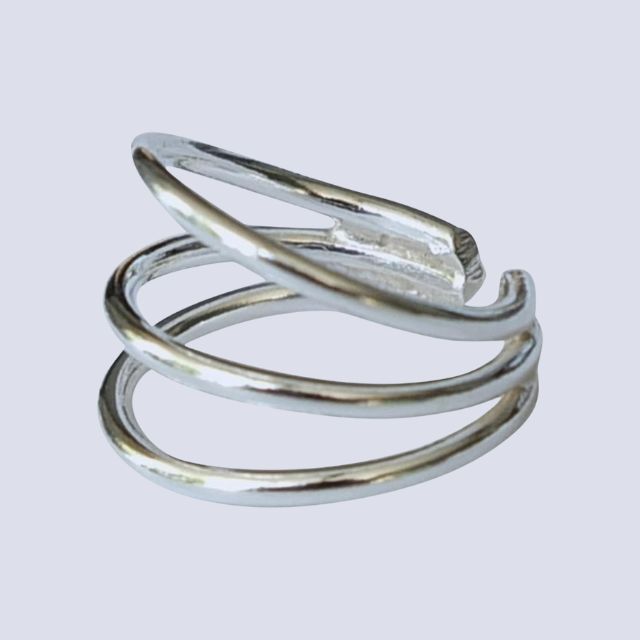 Glamorøs gull spiral earcuff. Glansfullt tilbehør som fanger lyset, elegant og hullfritt.