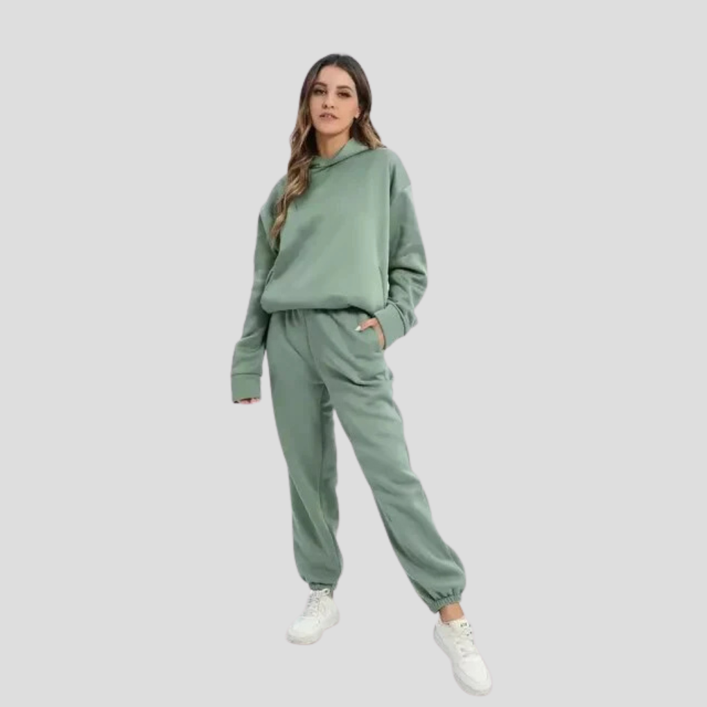 Koselig hettegenser og joggebuksesett for kvinner. Mykt vinterloungewear, perfekt for avslapning hjemme.