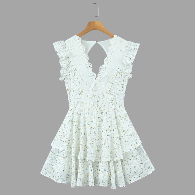 Sommerlig damekjole i polyester med broderi, volanger og V-utringning. Perfekt for fest og hverdags.
