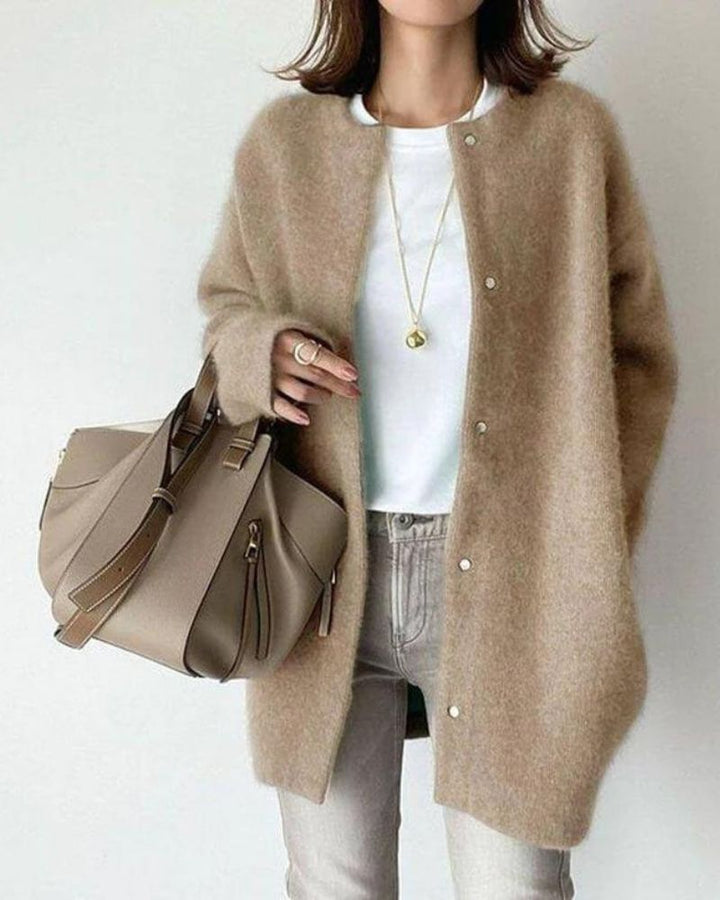 Stilfull og komfortabel lang cardigan for dame. Den perfekte uformelle strikkejakken i flere farger.