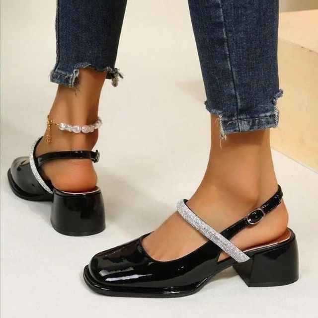 Glitrende Mary Janes i skinnende lakk med festlig reim, ideelle som sommersko og festsko.