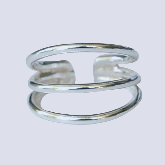 Spiralformet øremansjett i skinnende sølv. Et allsidig smykke, lett å style uten piercing.