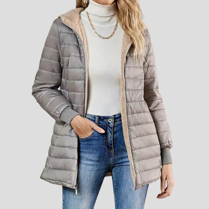 Varm casual vinterjakke for kvinner i tidløst design, perfekt for kalde vinterdager. Isolert damejakke.