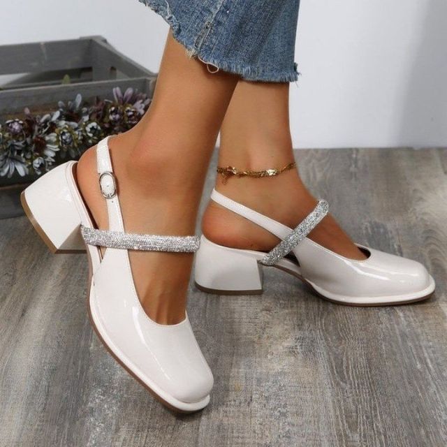 Elegante Mary Janes i sort lakksko for dame, med glitrende stropp og lav blokkhæl.