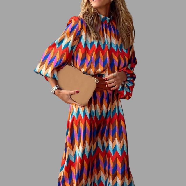 Retro-inspirert midikjole i polyester med fargerikt chevronmønster, belte inkludert.