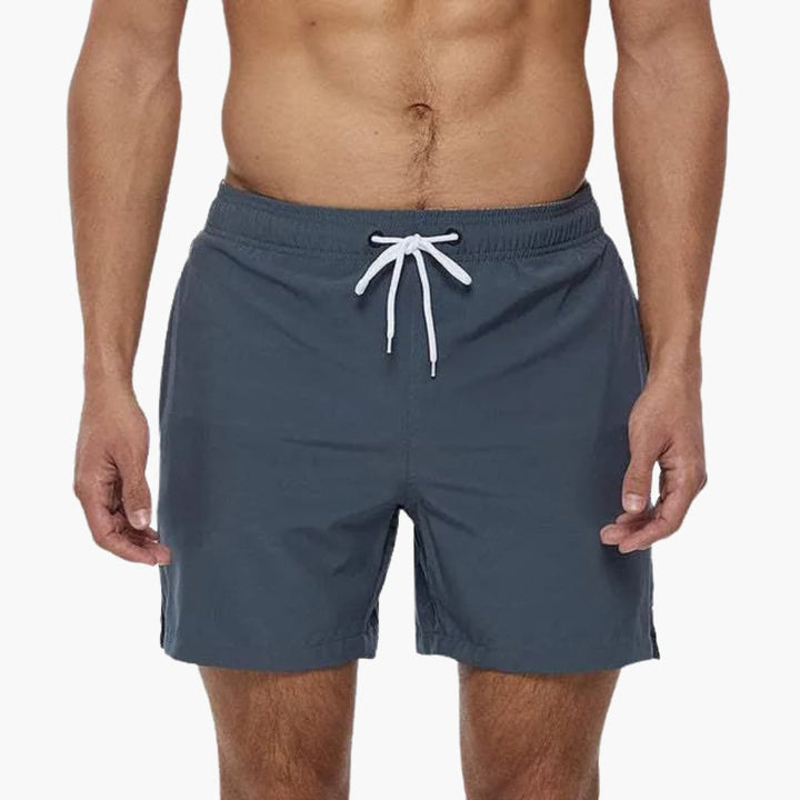 Grå herre badeshorts med snor og lettvektsmateriale, ideell for avslappende stranddager.