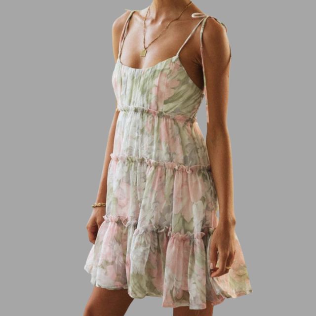 Festkjole med spaghettistropper, volanger, blomstertrykk og lettvekt polyester for en luftig look.