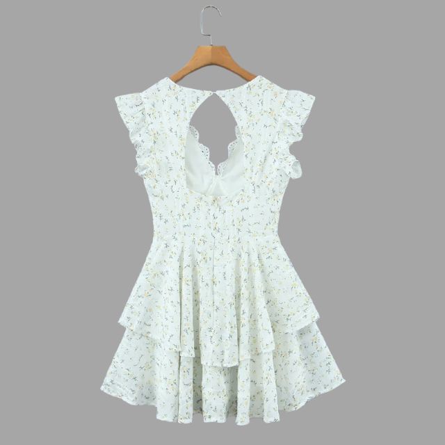Hvit romantisk kjole med broderi og volanger. Feminine detaljer gjør denne polyesterkjolen spesiell.