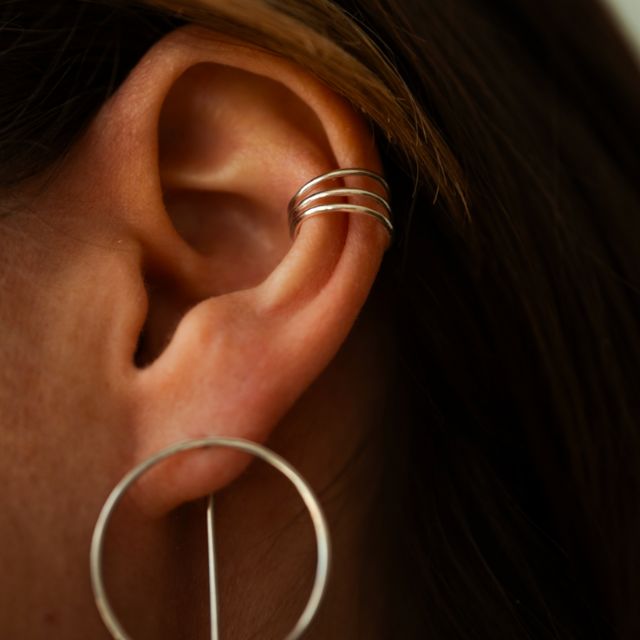 Sølvfarget spiral earcuff, moderne ørepynt som ikke krever hull. Trendy tilbehør.