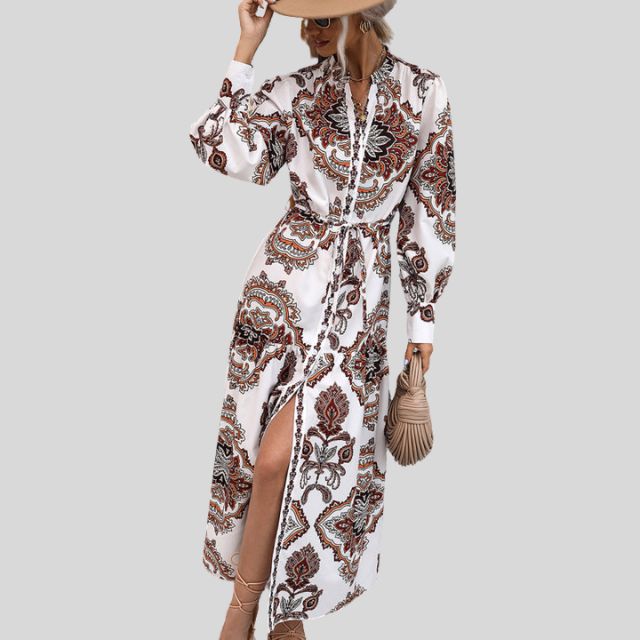 Stilfull sommerkjole med paisley-print, lange ermer og flytende design for kvinner.