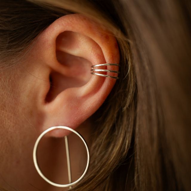 Spiralformet gull øremansjett. Glansfull earcuff uten piercing, elegant smykke.