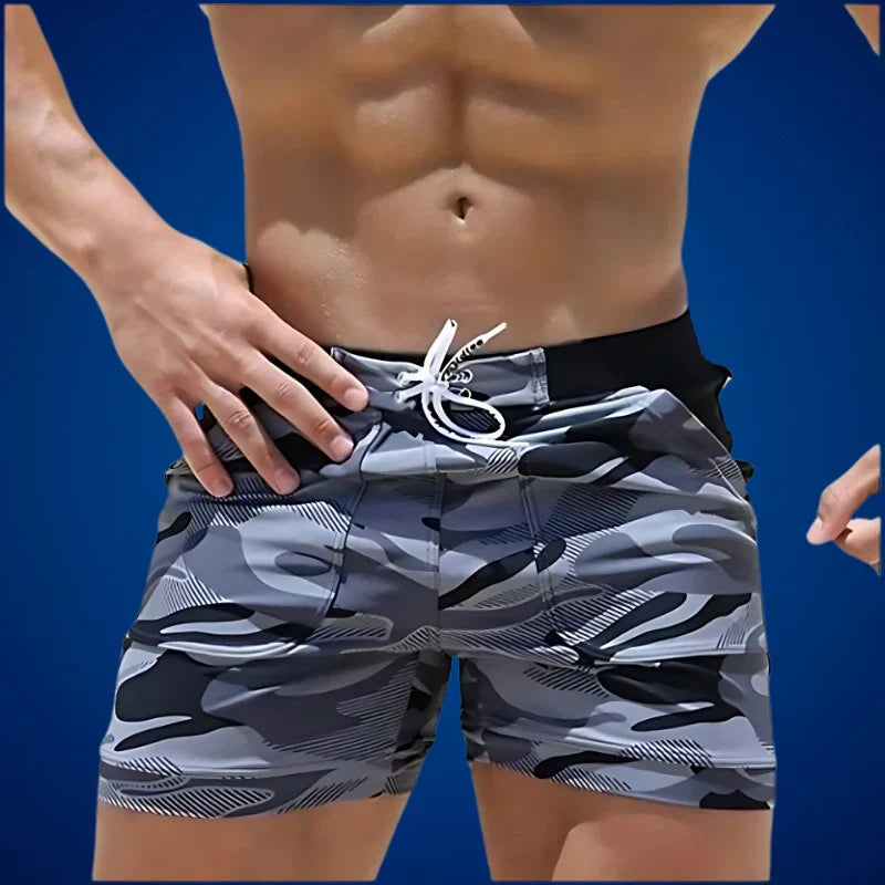 Herre badebukser i polyester, rasktørkende og elastisk. Perfekte som badetøy og strandshorts for sommerfritid.