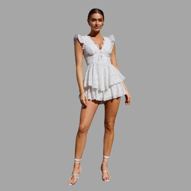 Hvit damekjole med delikat broderi, feminine volanger og V-utringning. Elegant sommerkjole i polyester.