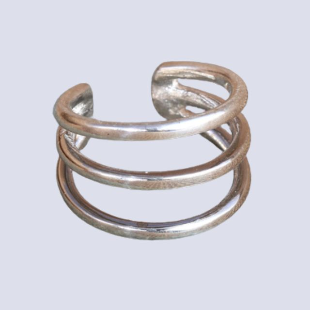Luksuriøs gullfarget spiral øremansjett. Gi antrekket et preg av glans uten piercing.