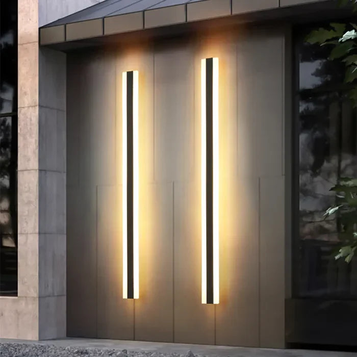 Værbestandig LED-vegglampe til utendørs bruk, perfekt for hage, terrasse eller inngangsparti.