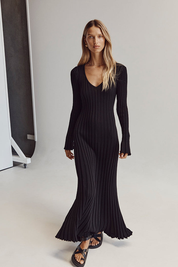 Tidløs strikket genserkjole, elegant V-hals for en komfortabel stil. Perfekt for kvinner.