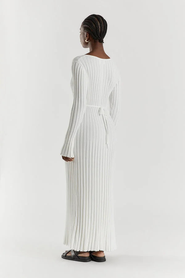 Elegant strikket kjole, perfekt som genserkjole for kjøligere dager. V-hals og lange ermer.