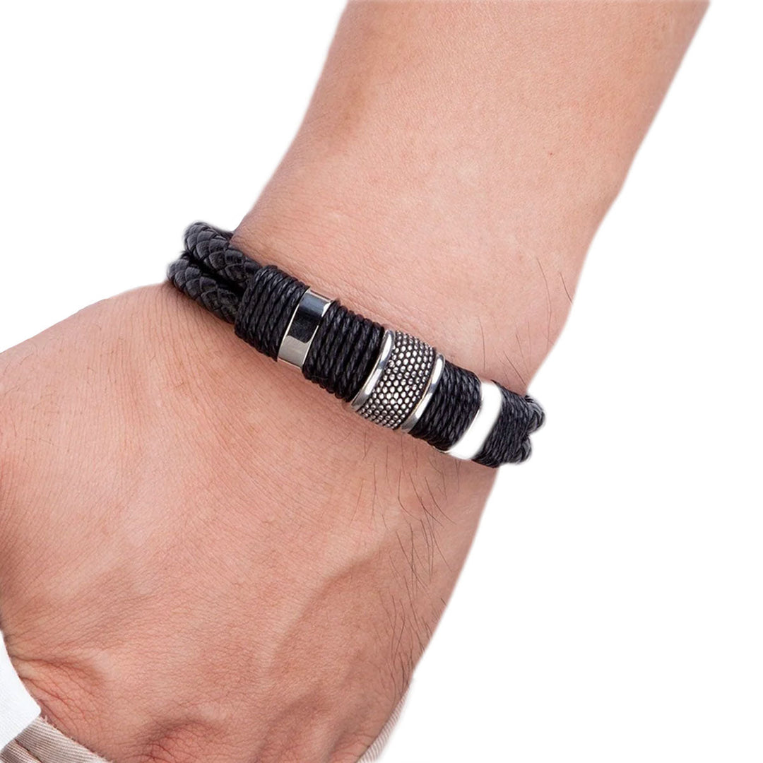 Menns flettet skinnarmbånd i svart med magnetlås i rustfritt stål. Stilig herrearmbånd og tilbehør.