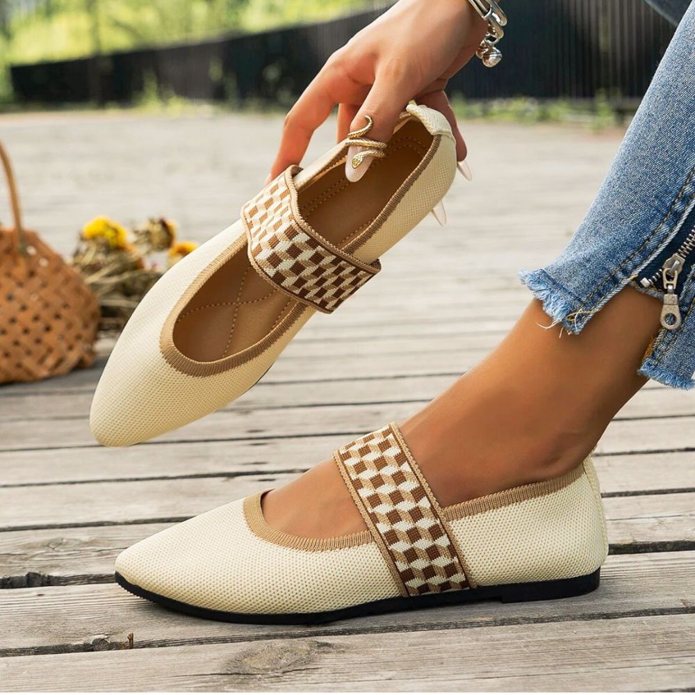 Komfortable flate damesko i slip-on design, perfekte hverdagsglidere for avslappet vår- og sommerstil.