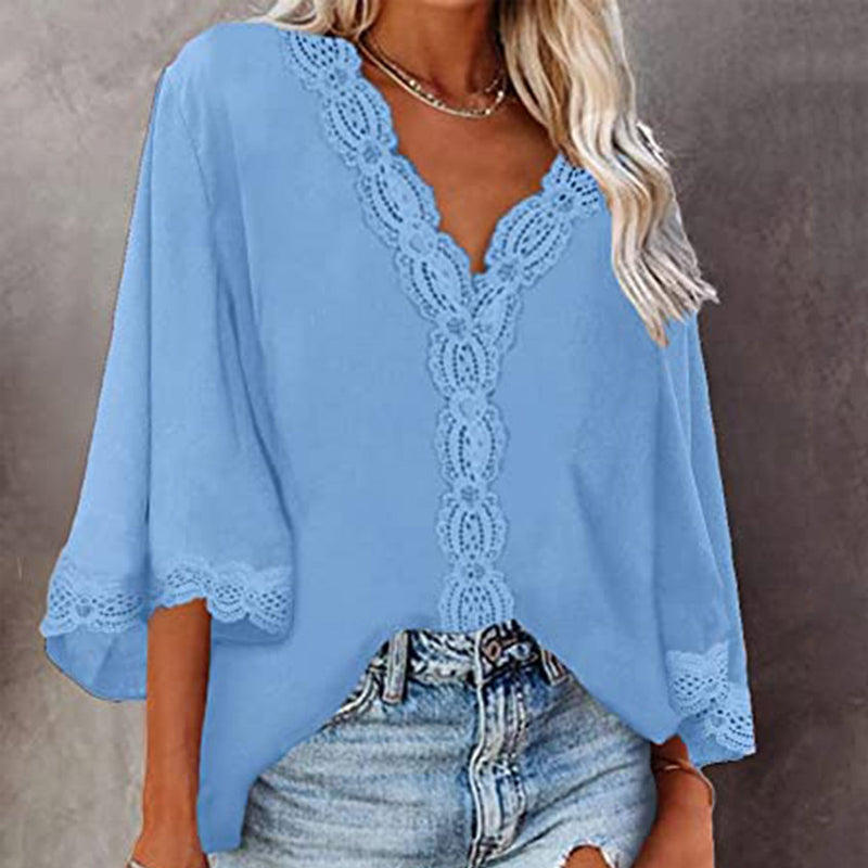 Elegant damebluse med V-hals og trendy utsvingte ermer. Perfekt hverdagstopp med løs passform.