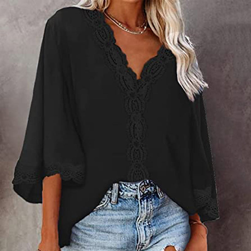 Komfortabel damebluse med V-hals og utsvingte ermer, ideell for hverdag og elegant stil.