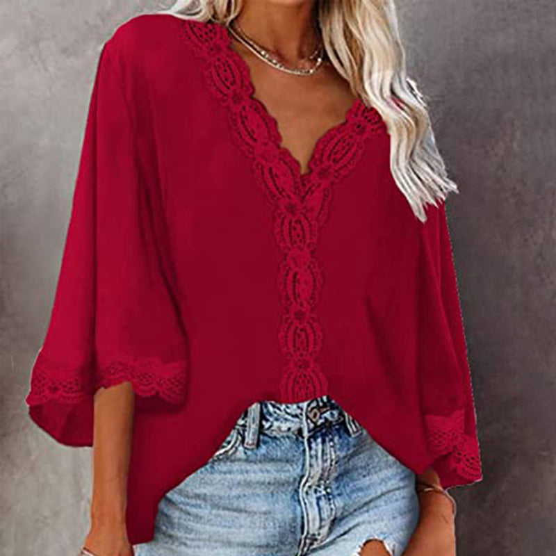 Stilig V-hals bluse for kvinner med moderne utsvingte ermer, flott for uformelle og elegante antrekk.