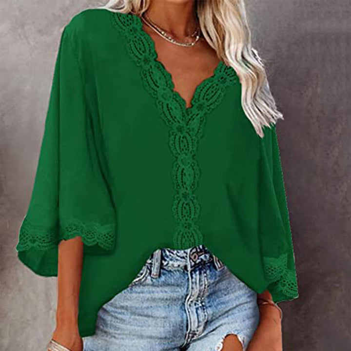 Løs og ledig ensfarget damebluse med V-hals og utsvingte ermer, perfekt for enhver anledning.