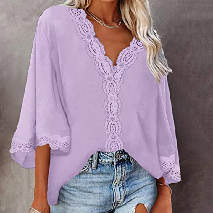 Hverdagsbluse med V-hals for dame, løs passform og flotte utsvingte ermer for vår/sommer.