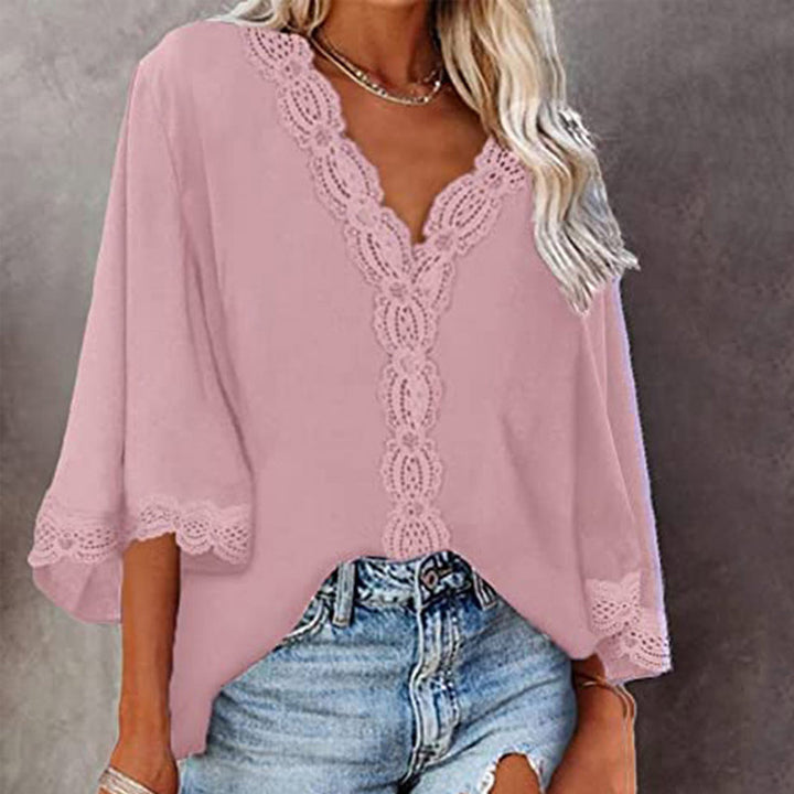 Damebluse med elegant V-hals og feminine utsvingte ermer. Komfortabel hverdagstopp.