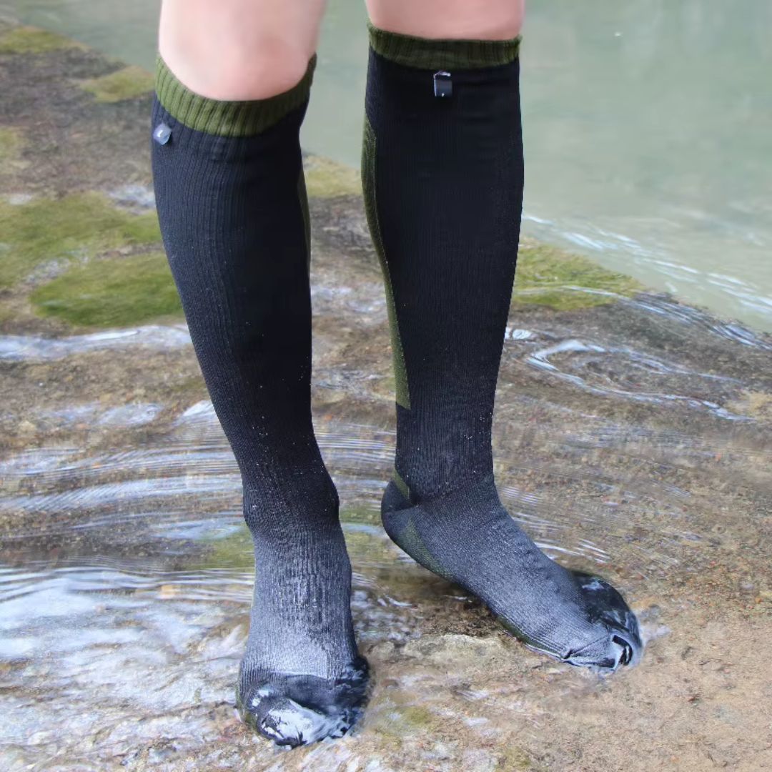Allsidige unisex vanntette tursokker. Knelang modell for friluftsliv, fjelltur og våte forhold.