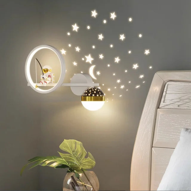 Barnelampe, astronaut vegglampe LED. Dimbart lys i tre farger for barnerom, skaper magisk stemning.
