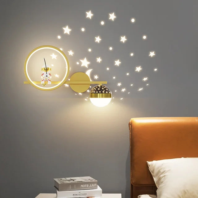 Dimbart LED vegglampe for barnerom, astronaut-motiv. Belysning i tre farger for en koselig natt.