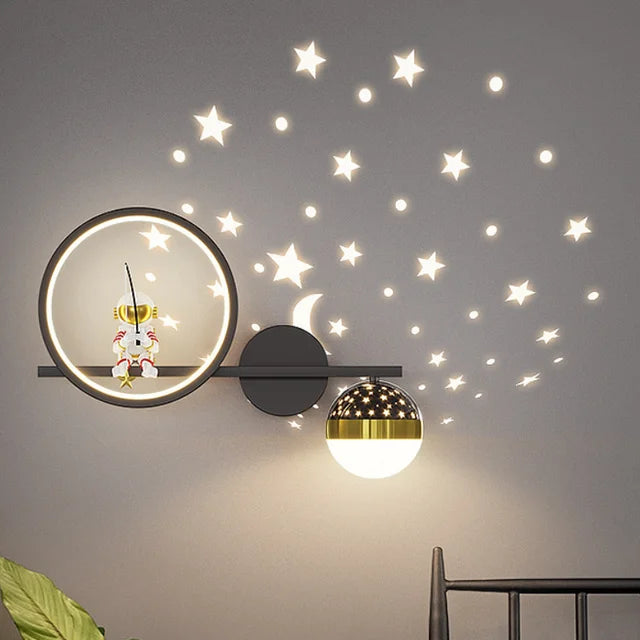 Vegglampe barn: astronaut og romtema. Dimbar LED belysning med tre farger for et magisk univers i barnerommet.