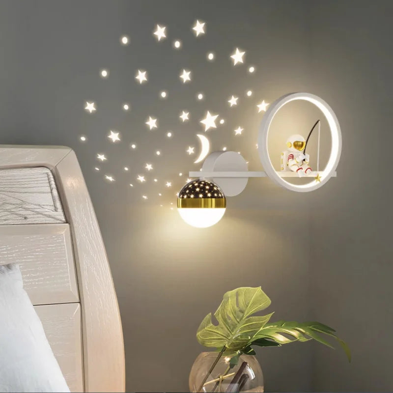 Barnelampe, dimbar LED vegglampe. Astronaut nattlampe for barnerom med magisk univers og tre lysfarger.