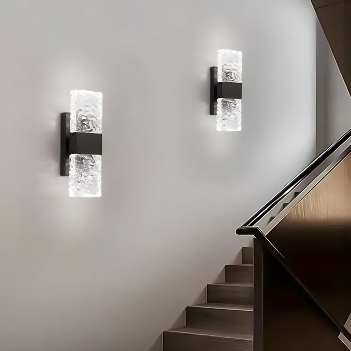 Elegant krystall vegglampe med skinnende LED-lys, perfekt for moderne stue eller soverom.