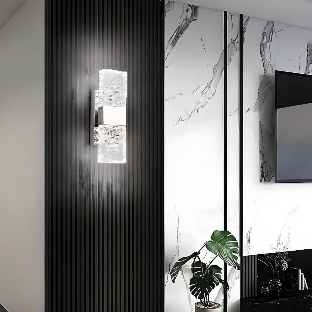 Moderne krystallampe med integrerte LED-lys, ideell som stuelampe eller soveromslampe.